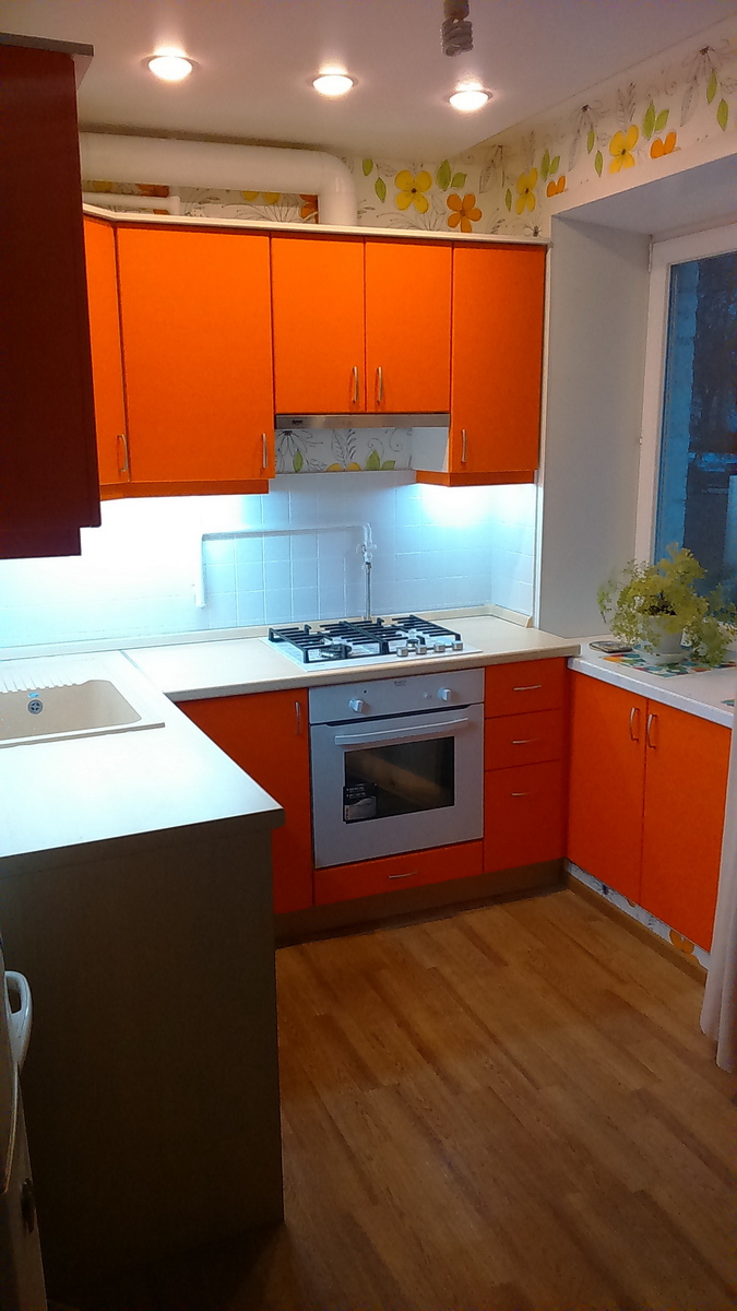 Яркая кухня с матовыми оранжевыми фасадами - Фото