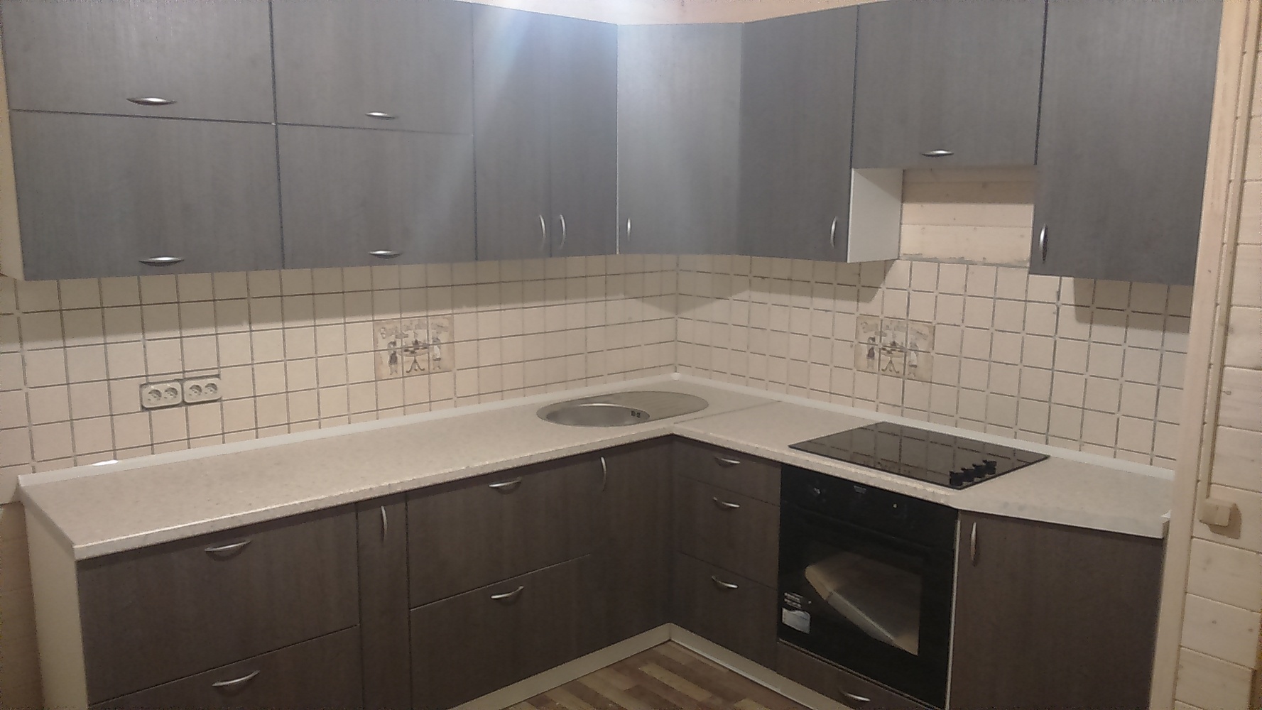 Угловая кухня из ЛДСП с фасадами серого цвета - Фото