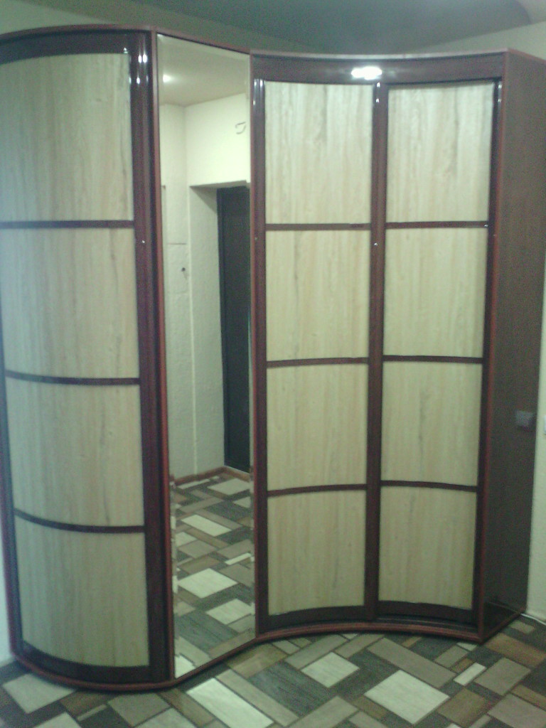 Корпусный радиусный шкаф с зеркалом в прихожую - Фото