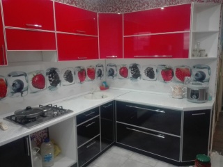 Угловая кухня "МДФ/пластик" в черном и красном цветах
