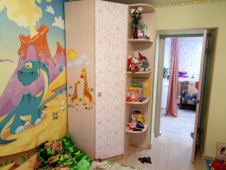 Угловой шкаф с открытыми полками для детской комнаты