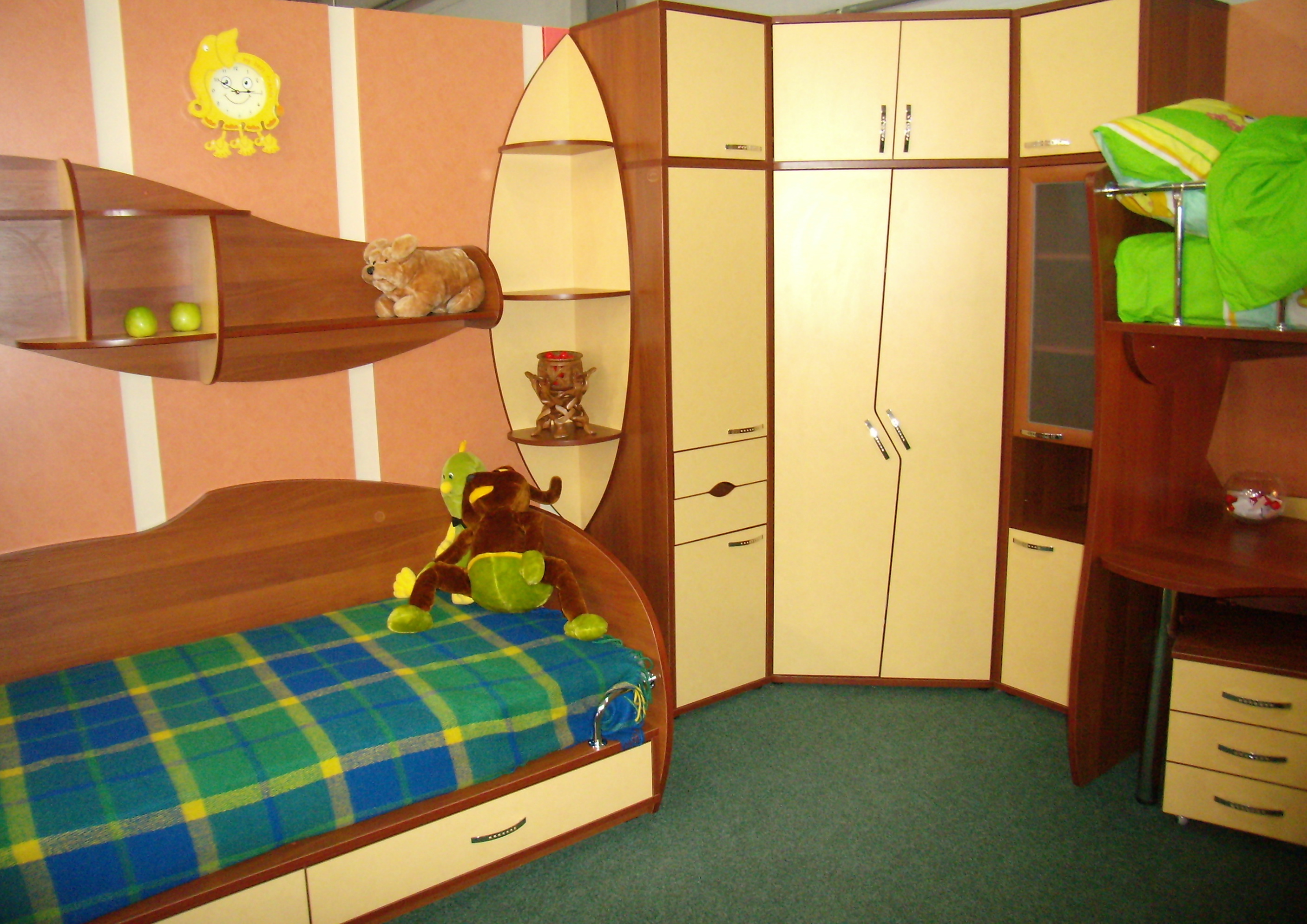 Кровать, шкаф, стол с тумбой в детскую - Фото
