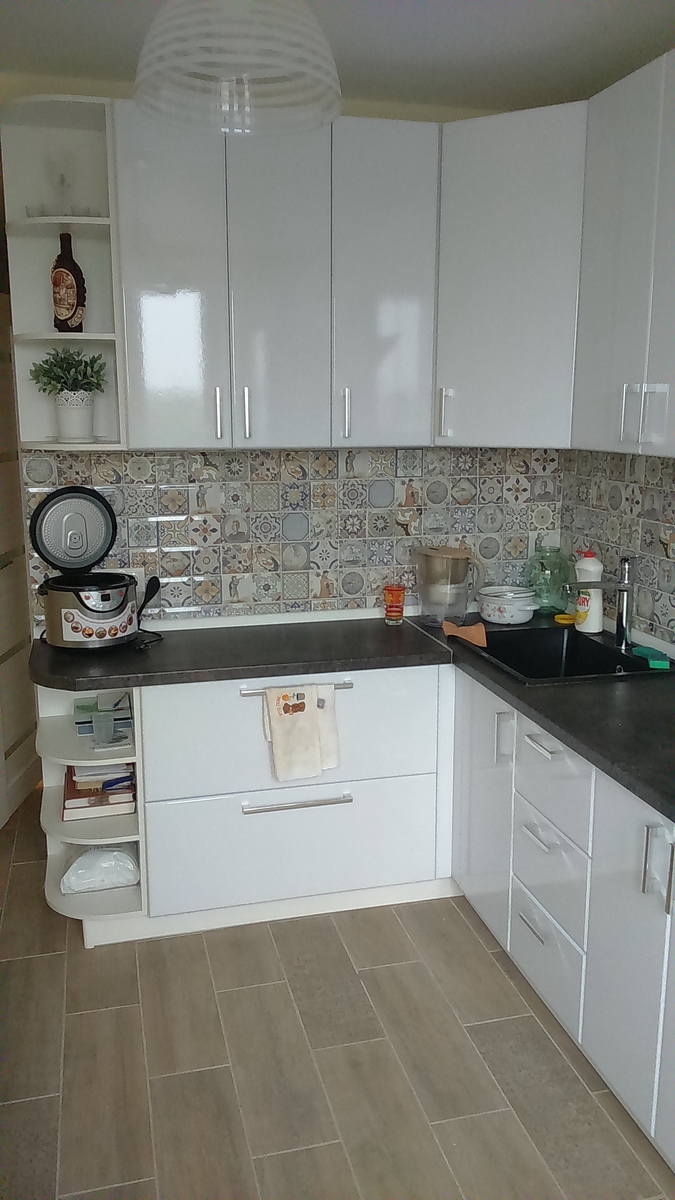 Кухня "пленка белый глянец" с большими верхними шкафами - Фото