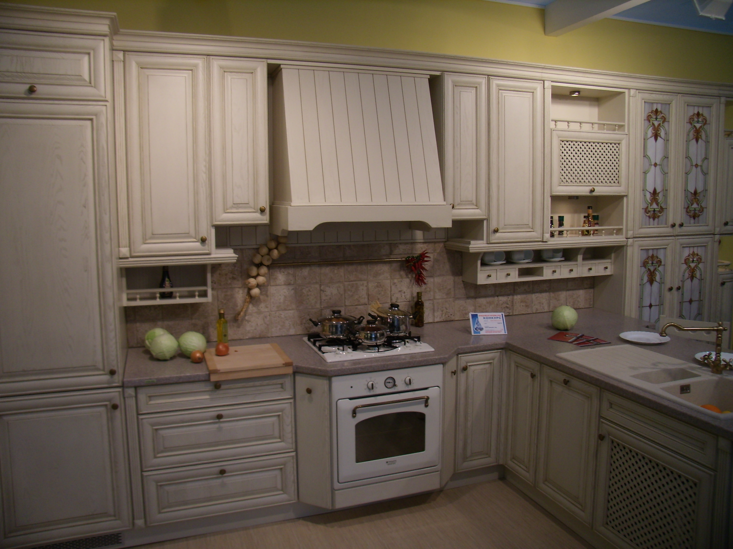 Кухня белая из массива ясеня - Фото