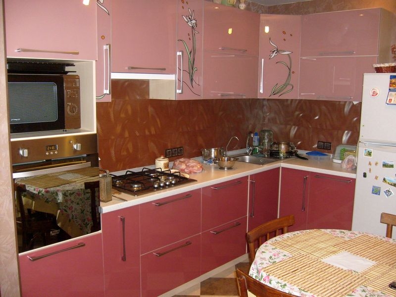 Кухня "МДФ / акрил" в нежно-розовом цвете - Фото