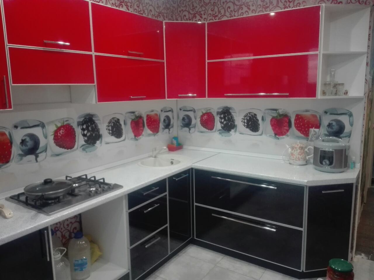 Угловая кухня "МДФ/пластик" в черном и красном цветах - Фото