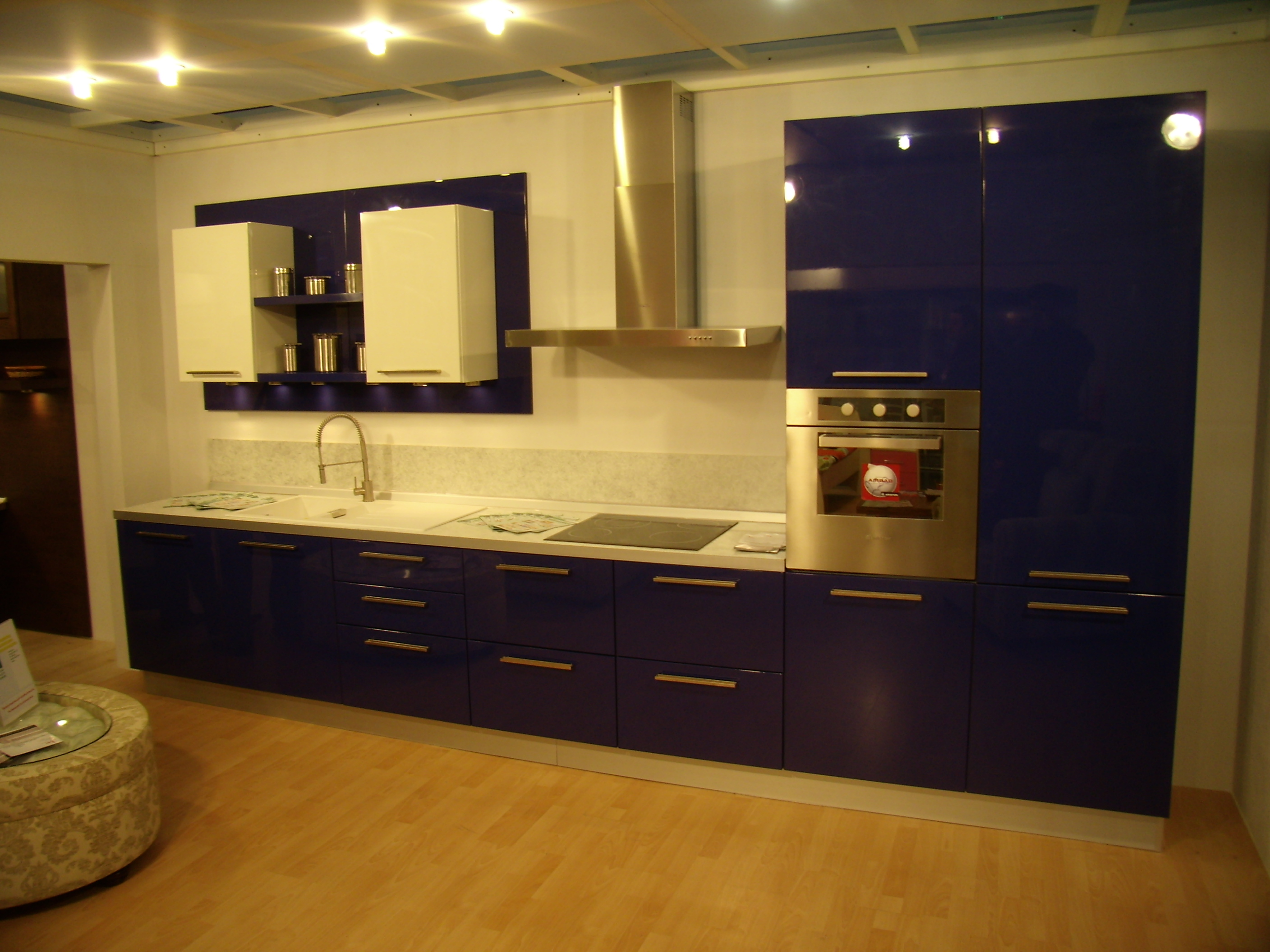 Кухня "МДФ / эмаль ярко-синяя" - Фото